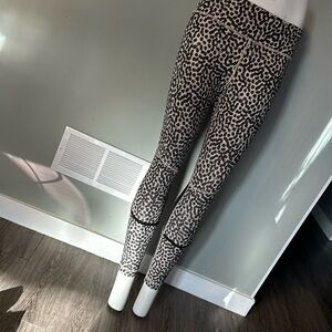 Lululemon Pedal To The Medal 7/8 Tight *Full-On Luxtreme
Ace Spot Grain Black